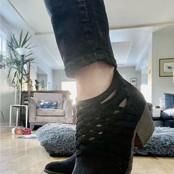 Suede Fergie boots - Picture 5 of 6